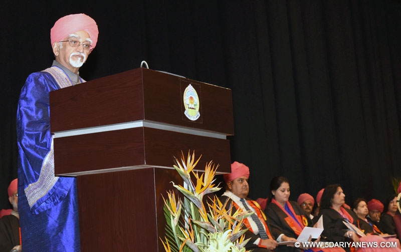 The Vice President, Shri M. Hamid Ansari addressing at the 16th Convocation of the University of Jammu, in Jammu on April 02, 2016.