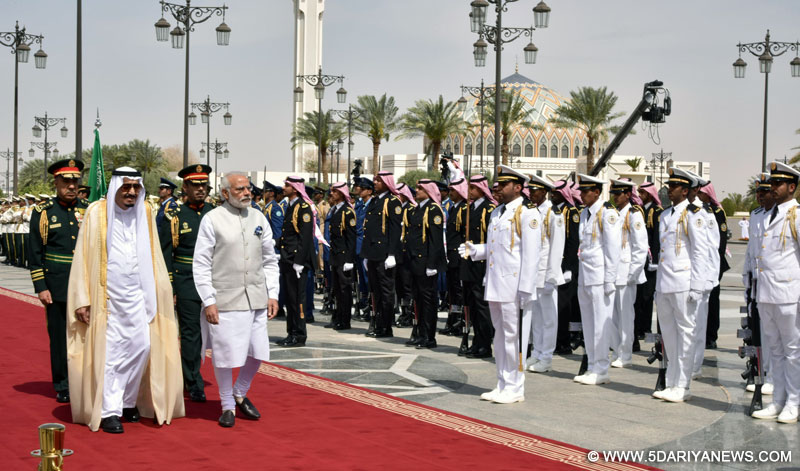 The Prime Minister, Shri Narendra Modi being received at the Official Welcome ceremony at the Royal Court, in Riyadh, Saudi Arabia on April 03, 2016.