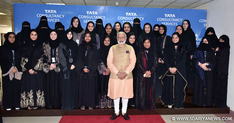 The Prime Minister, Shri Narendra Modi with the employees at the All Women TCS IT Centre, in Riyadh, Saudi Arabia on April 03, 2016.