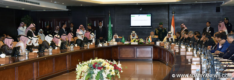The Prime Minister, Shri Narendra Modi with the prominent Saudi business leaders at Saudi Chambers of Commerce, in Riyadh, Saudi Arabia on April 03, 2016.