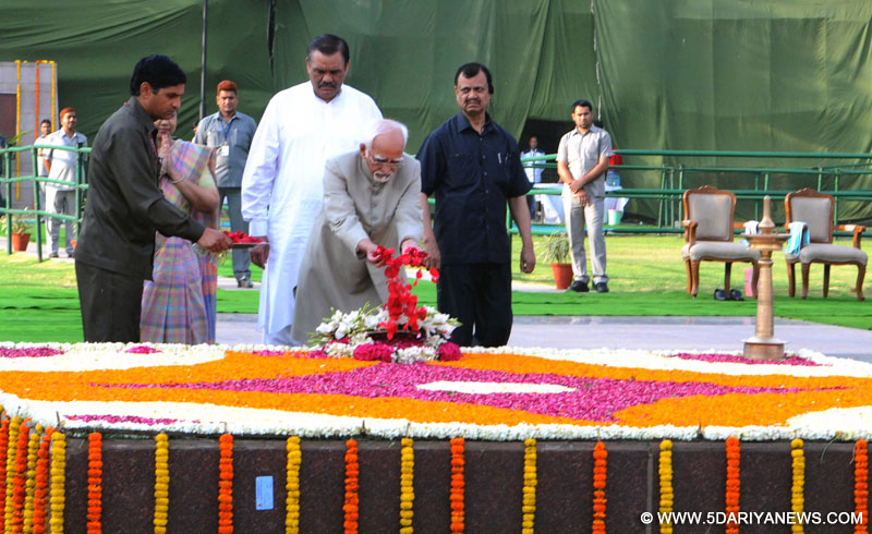 The Vice President, Shri M. Hamid Ansari paying floral tributes at the Samadhi of Babu Jagjivan Ram, on his 109th Birth Anniversary, at Samta Sthal, in New Delhi on April 05, 2016. The Minister of State for Social Justice & Empowerment, Shri Vijay Sampla is also seen.