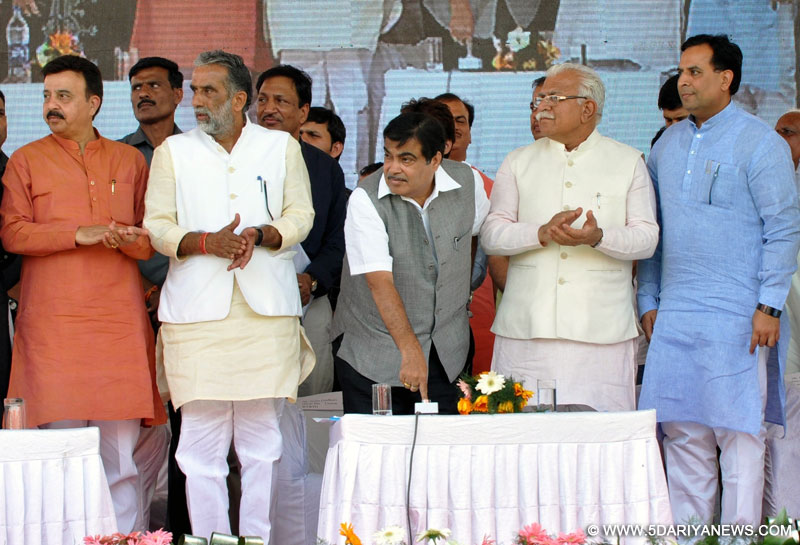 Union Road Transport, Highways and Shipping Minister Nitin Gadkari and Haryana Chief Minister Manohar Lal Khattar during a programme organised to inaugurate the 53 Km stretch of Kundli-Manesar-Palwal (KMP) expressway between Palwal and Manesar; in Palwal, Haryana on April 5, 2016. 