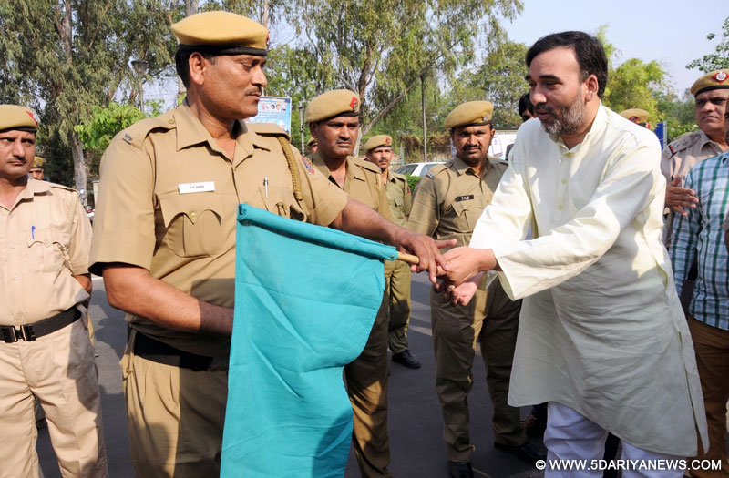 Delhi Transport Minister Gopal Rai with the ex-servicemen recruited for implementation of second phase of odd-even traffic formula in New Delhi, on April 8, 2016. 