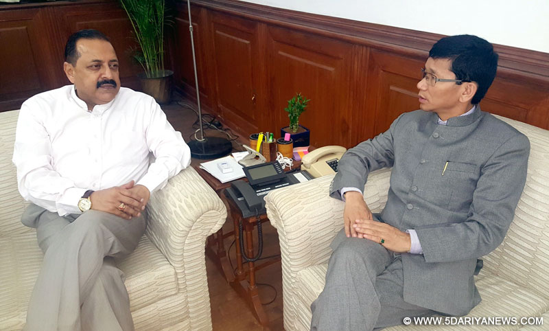 The Chief Minister of Arunachal Pradesh, Shri Kalikho Pul meeting the Minister of State for Development of North Eastern Region (I/C), Prime Minister’s Office, Personnel, Public Grievances & Pensions, Department of Atomic Energy, Department of Space, Dr. Jitendra Singh, in New Delhi on April 08, 2016.