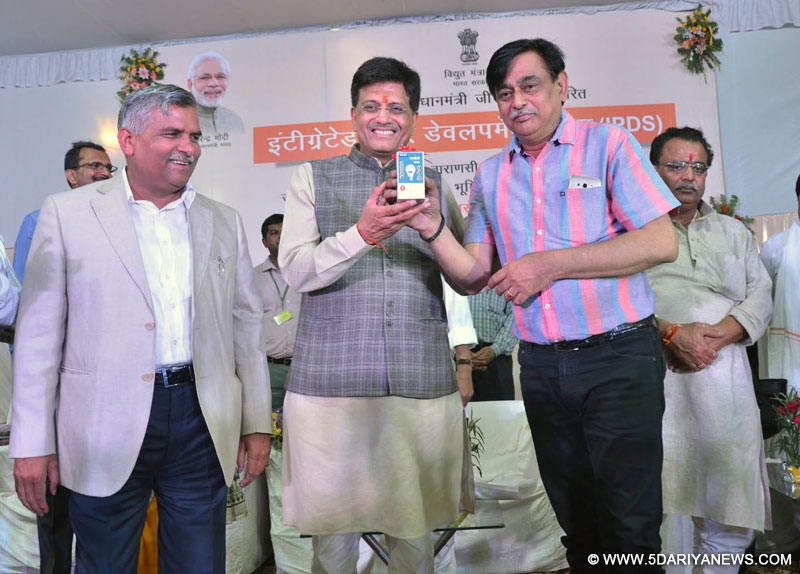 The Minister of State (Independent Charge) for Power, Coal and New and Renewable Energy, Shri Piyush Goyal presenting the one crore oneth LED bulb to the Managing Director of Purvanchal Vidyut Vitaran Nigam Ltd. (PUVVNL), Shri A.K. Singh, at a function, in Varanasi, Uttar Pradesh on April 08, 2016.