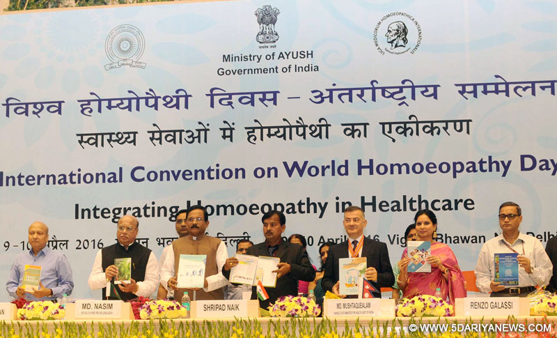The Minister of State for AYUSH (Independent Charge) and Health & Family Welfare, Shri Shripad Yesso Naik releasing the publication at the inauguration of the “International Convention on World Homoeopathy Day”, in New Delhi on April 09, 2016.