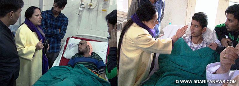 	Asiya Naqash visits SMHS hospital, meets Kupwara injured persons