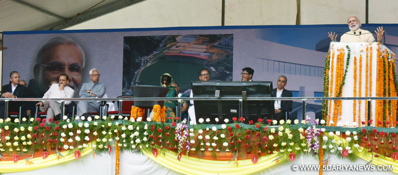 The Prime Minister, Shri Narendra Modi addressing the public meeting, at Katra, in Jammu and Kashmir on April 19, 2016. The Governor of Jammu and Kashmir, Shri N.N. Vohra, the Chief Minister of Jammu and Kashmir, Ms. Mehbooba Mufti,Dr. Jitendra Singh,Dr. Nirmal Kumar Singh and other dignitaries are also seen.