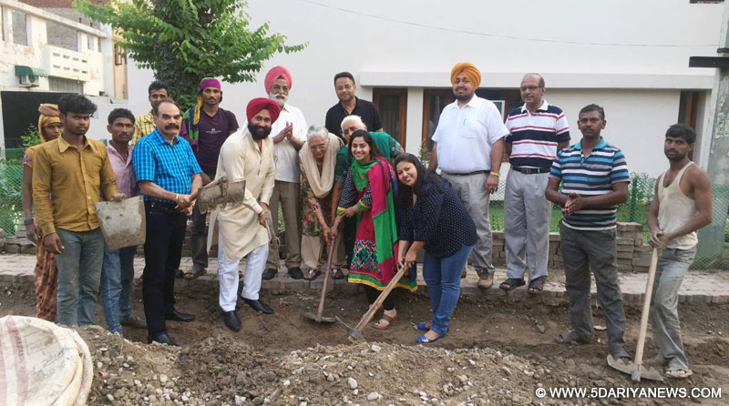 ਰਾਜਾ ਮੁਹਾਲੀ ਅਤੇ ਜਸਪ੍ਰੀਤ ਕੌਰ ਮੁਹਾਲੀ ਬੀ-ਰੋਡਸ ਵਿਖੇ ਪੇਵਰ ਬਲਾਕ ਲਗਾਉਣ ਦੇ ਕੰਮ ਦੀ ਸ਼ੁਰੂਆਤ ਕਰਦੇ ਹੋਏ।  