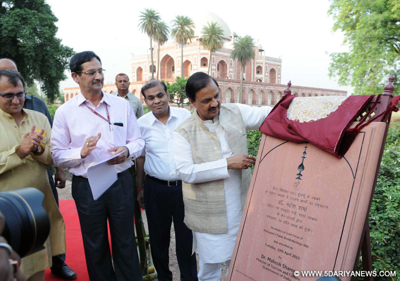 The Minister of State for Culture (Independent Charge), Tourism (Independent Charge) and Civil Aviation, Dr. Mahesh Sharma unveiling the “Gold Finial at Humayun’s Tomb”, in New Delhi on April 19, 2016.