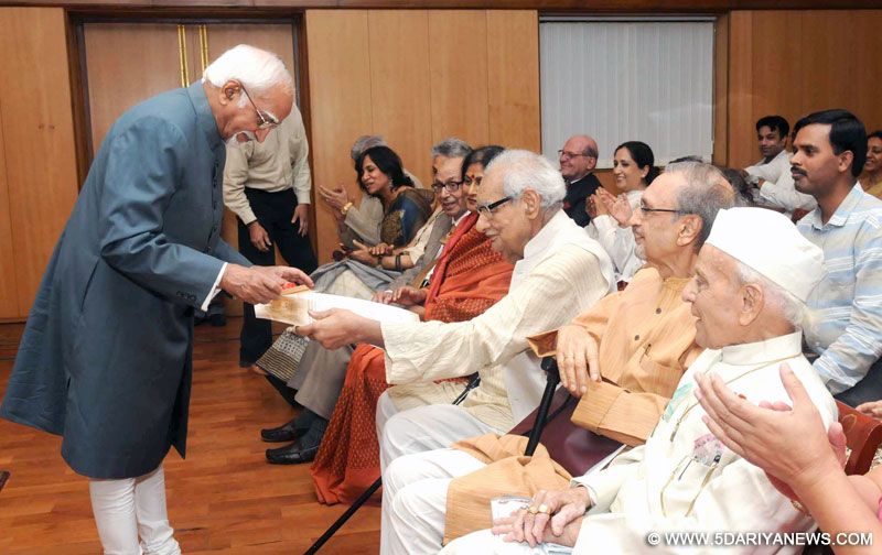 The Vice President, Shri M. Hamid Ansari giving away the Chisti India Harmony Award 2015 to Shri Kuldeep Nayar, Eminent Journalist, in New Delhi on April 19, 2016.