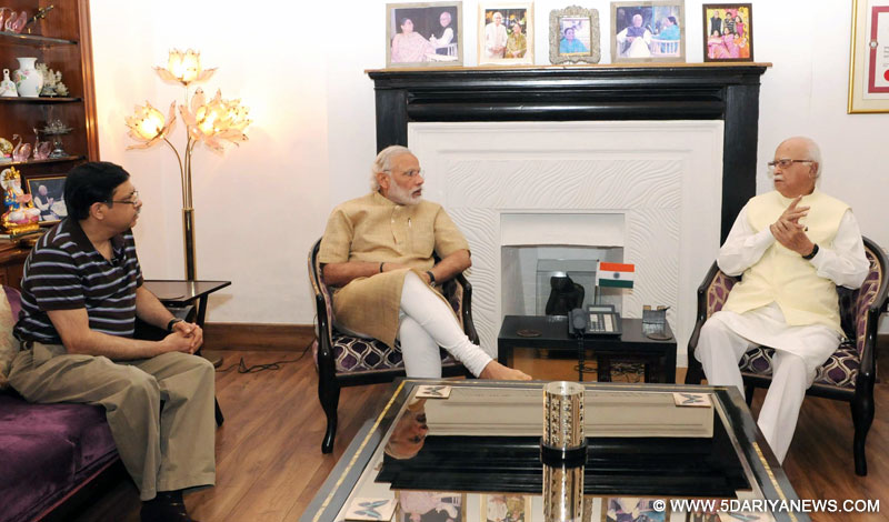 The Prime Minister, Shri Narendra Modi visited the residence of Shri L.K. Advani and met him, in New Delhi on April 20, 2016.