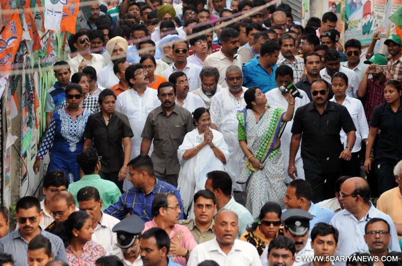 Mamata Banerjee holds road show in her constituency Bhowanipore