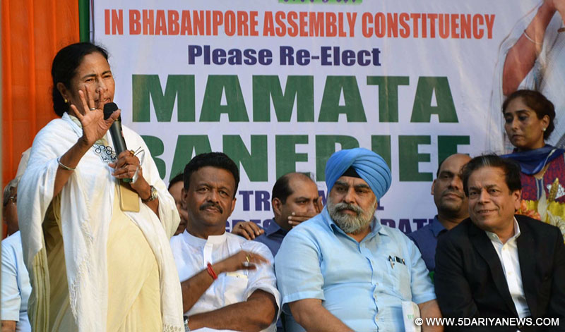 Mamata Banerjee attacks EC, says voters 