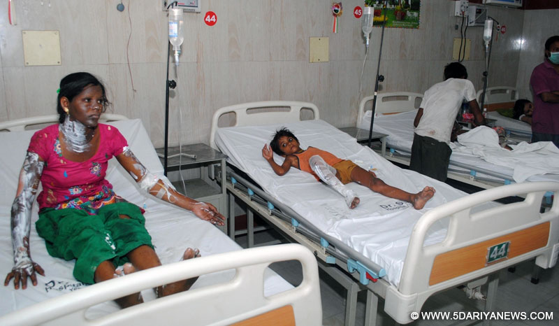Victims of Barabanki LPG cylinder blast being treated at a hospital on April 27, 2016. At least seven persons were killed when an LPG cylinder exploded in a house. 