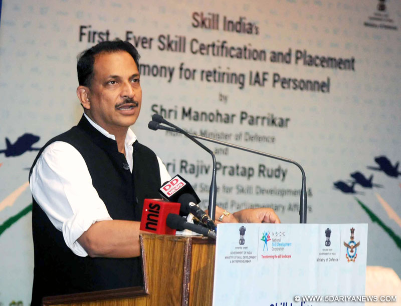कौशल विकास और उद्यमिता (स्वतंत्र प्रभार) एवं संसदीय कार्य राज्य मंत्री, श्री राजीव प्रताप रूडी 27 अप्रैल, 2016 को नई दिल्‍ली में भारतीय वायुसेना के सेवानिवृत्‍त हो रहे कार्मिकों की स्‍किल इंडियाज फर्स्‍ट-एवर प्‍लेसमेंट सेरेमनी के दौरान संबोधित करते हुए।