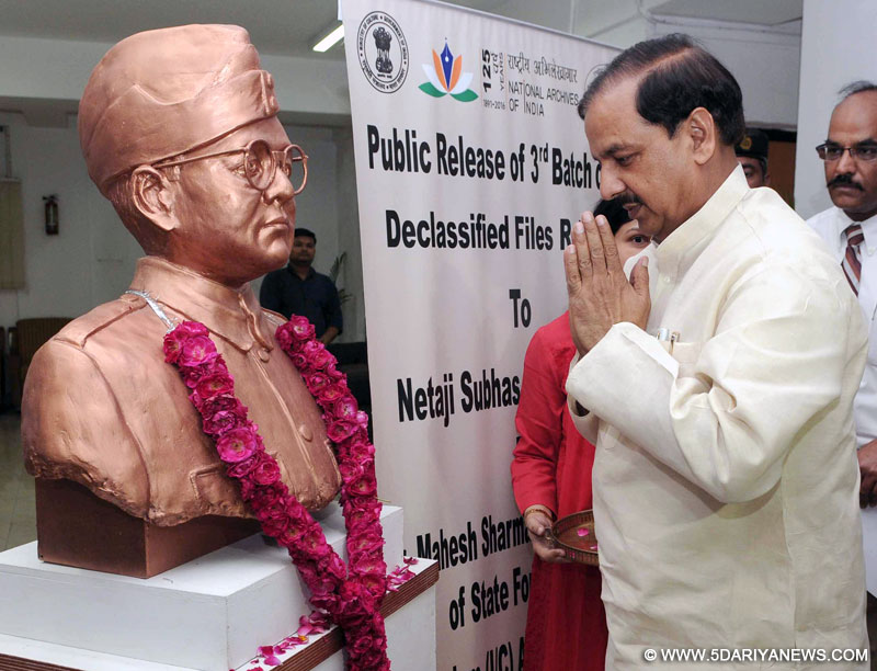 Dr. Mahesh Sharma paying homage at the statue of Netaji Subhas Chandra Bose, during the release of the 3rd Set of 25 files pertaining to Netaji Subhas Chandra Bose, in New Delhi on April 29, 2016.