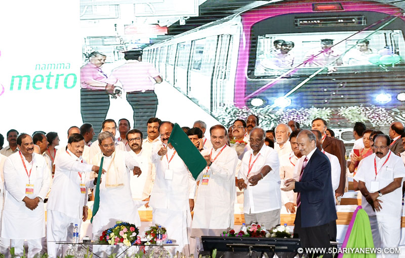 Union Minister for Urban Development, Housing and Urban Poverty Alleviation and Parliamentary Affairs M. Venkaiah Naidu, Union Chemical and Fertilizers Minister Ananth Kumar with Karnataka Chief Minister Siddaramaiah flag off Namma Metro Purple Line.