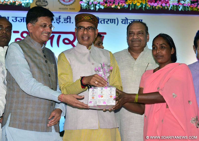 The Minister of State (Independent Charge) for Power, Coal and New and Renewable Energy, Shri Piyush Goyal and the Chief Minister of Madhya Pradesh, Shri Shivraj Singh Chouhan distributing the LED Bulbs to the citizens at the launch of the UJALA Scheme, in Madhya Pradesh on April 30, 2016.