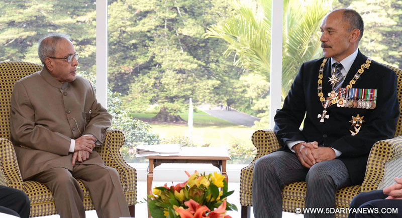 The President, Shri Pranab Mukherjee meeting the Governor General of New Zealand, Lieutenant General Sir Jerry Mateparae, at Government House, in New Zealand on April 30, 2016.