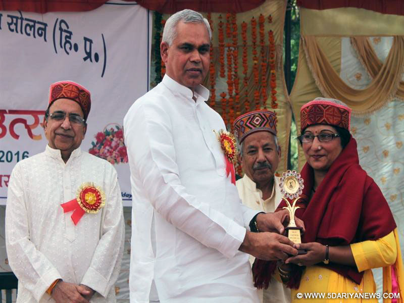 Governor Acharya Devvrat honouring students and other persons for their distinguished services for the Ashram during the Annual Function of ‘Himgiri Ashram’ at Solan on 1May 2016