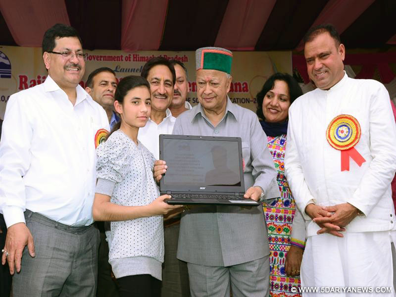 Chief Minister Shri Virbhadra Singh giving away Laptops to meritorious students under Rajeev Gandhi Digital Vidyarthi Yojna at Sunder Nagar in district Mandi on 1May 2016.