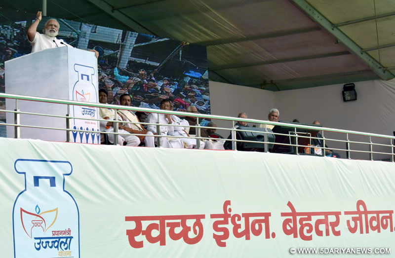 प्रधानमंत्री श्री नरेन्द्र मोदी 1 मई 2016, को उत्तरप्रदेश के बलिया में 