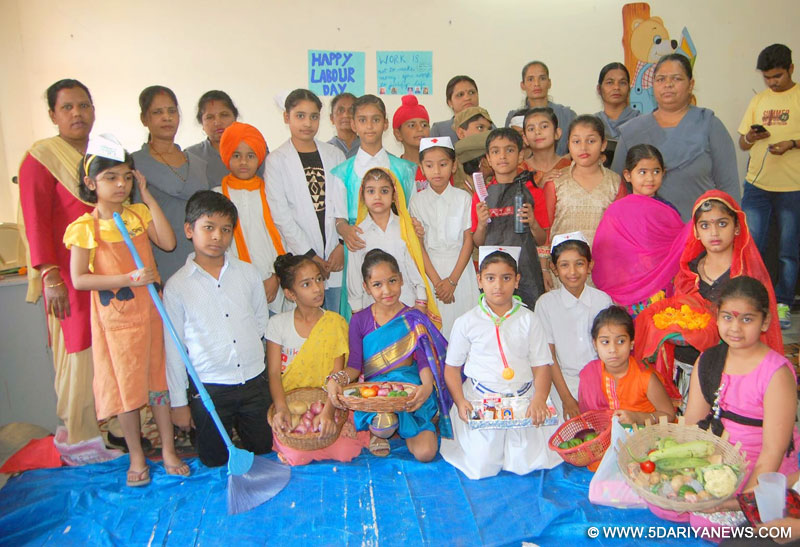 आशमां इंटरनेशनल स्कूल में मजदूर दिवस के अवसर पर मुलाजिमों को किया ग्या