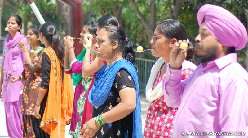 शैमरॉक स्कूल में मजदूर दिवस के अवसर पर विद्यार्थियों ने कर्मचारियों के काम में की मदद