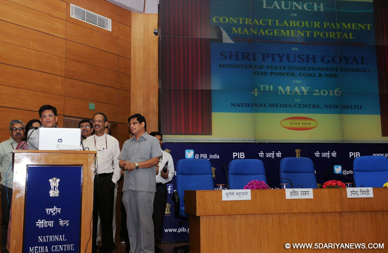 Piyush Goyal launching the portal for “Contract Labour Payment Management System” of Coal India Limited (CIL), in New Delhi on May 04, 2016. The Secretary, Ministry of Coal, Shri Anil Swarup and the Secretary, Ministry of New & Renewable Energy, Shri Upendra Tripathy are also seen.