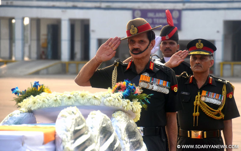 The Chief of Army Staff, General Dalbir Singh paying homage at the mortal remains of Sep Ramesh Chand Yadav, in New Delhi on May 07, 2016.