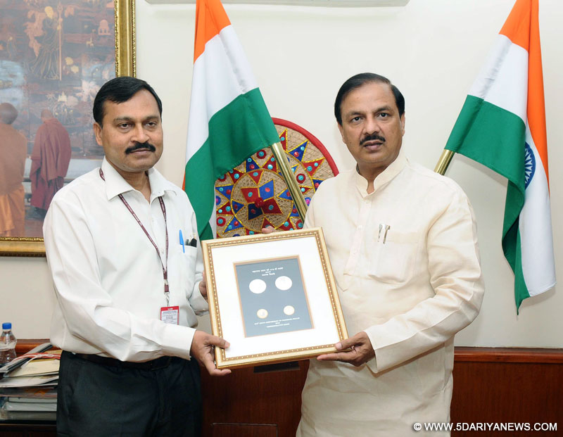  Dr. Mahesh Sharma releasing a Commemorative coin of Rs. 100/- and a Circulation coin of Rs. 10/ on Maharana Pratap, in New Delhi on May 09, 2016. The Secretary, Ministry of Culture, Shri Narendra Kumar Sinha is also seen.