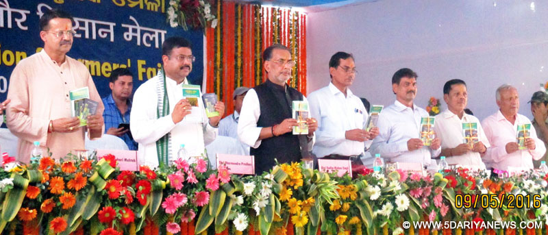 The Union Minister for Agriculture and Farmers Welfare, Shri Radha Mohan Singh releasing the publication at the inauguration of the Farmers’ Fair on the occasion of “Akshaya Tritiya”, at Cuttack, Odisha on May 09, 2016. The Minister of State for Petroleum and Natural Gas (Independent Charge), Shri Dharmendra Pradhan is also seen. 