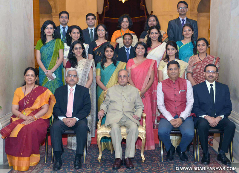 The President, Shri Pranab Mukherjee with the Officer Trainees of the Indian Economic Service of 2014 (II) Batch, at Rashtrapati Bhavan, in New Delhi on May 10, 2016. The Secretary, Department of Economic Affairs, Shri Shaktikanta Das and the Chief Economic Adviser, Dr. Arvind Subramanian are also seen.