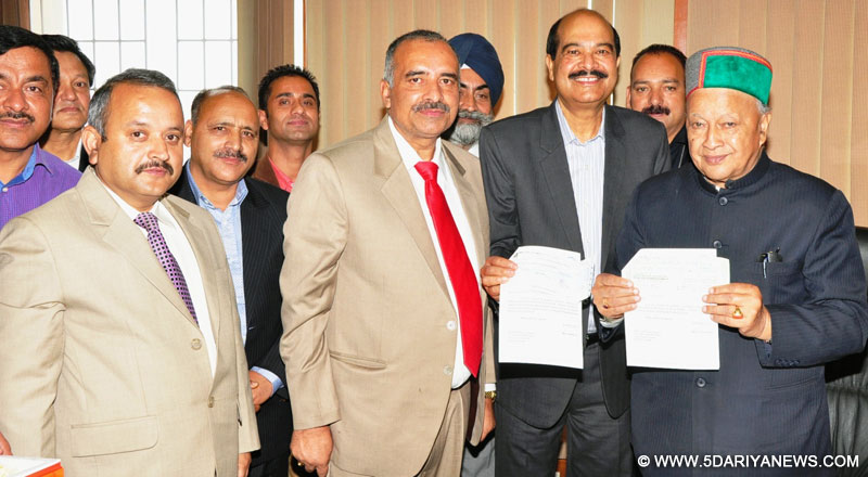Chief Minister Shri Virbhadra Singh being presented a cheque of Rs. 51 lakh towards Chief Minister Relief Fund by Chairman HPSCB Shri Harsh Mahajan at Shimla on 10 May 2016