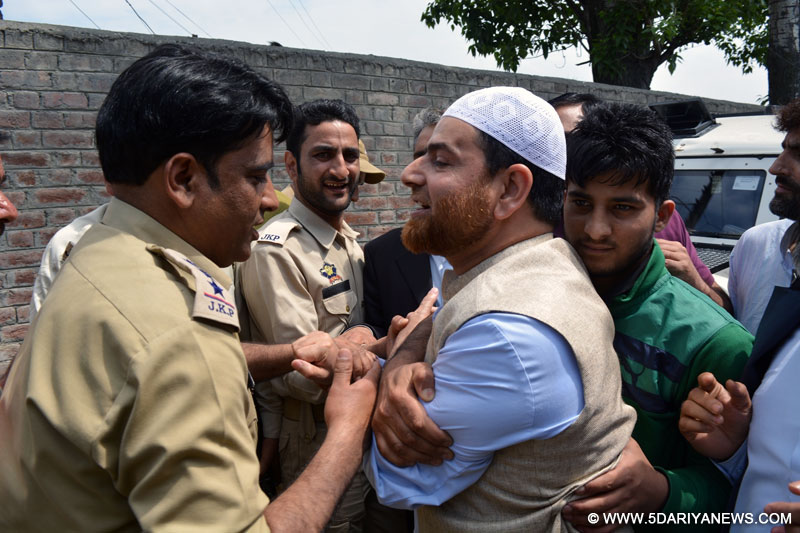 Police take away Hurriyat Conference activists who gathered near the residence of Syed Ali Shah Geelani to participate in the seminar "Present Situations and Our Responsibilities" at Hyderpora in Srinagar on May 12, 2016.