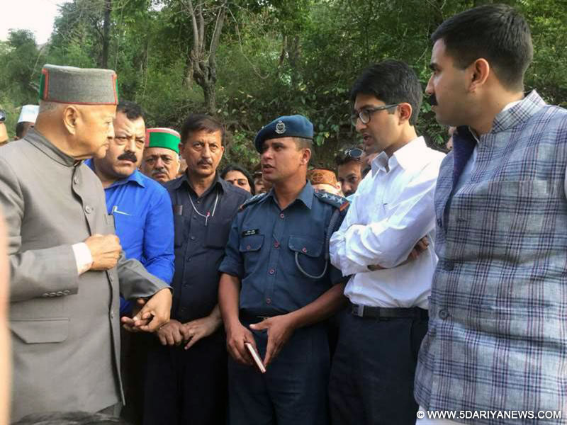 Chief Minister Shri Virbhadra Singh discussing with the NDRF team at Chewadi village in Sunni Tehsil of Shimla district on 13th  May 2016.