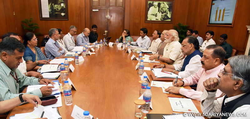The Prime Minister, Shri Narendra Modi chairing a high level meeting on drought situation with the Chief Minister of Rajasthan, Smt. Vasundhara Raje Scindia, in New Delhi on May 14, 2016.