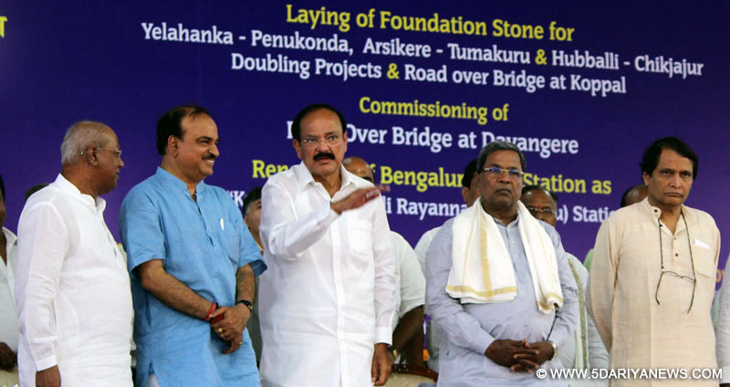 The Union Minister for Urban Development, Housing and Urban Poverty Alleviation and Parliamentary Affairs, Shri M. Venkaiah Naidu, the Union Minister for Railways, Shri Suresh Prabhakar Prabhu, the Union Minister for Chemicals and Fertilizers, Shri Ananth Kumar, the Chief Minister of Karnataka, Shri Siddaramaiah at the foundation stone laying ceremony for various railway projects, in Bengaluru on May 15, 2016.