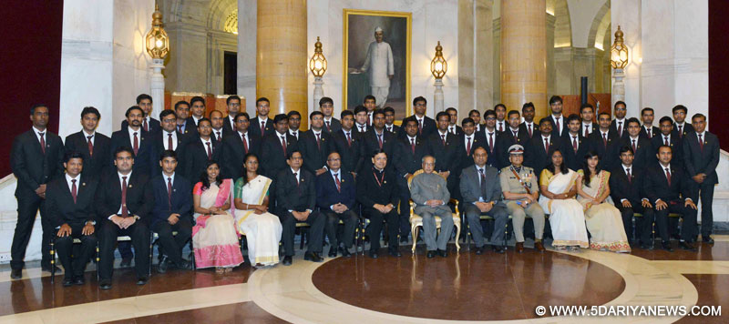 The President, Shri Pranab Mukherjee with the Probationers of the Indian Railway Service of Engineers (IRSE) batch, at Rashtrapati Bhavan, in New Delhi on May 17, 2016