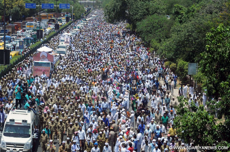 New Delhi: People in large numbers participate in the funeral procession of Sant Nirankari Mission head Baba Hardev Singh who was killed in a road accident in Canada on May 18, 2016. 