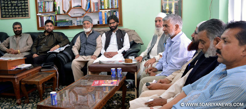  All Parties Hurriyat Conference Chairman Syed Ali Gilani, Jammu Kashmir Liberation Front (JKLF) chairman Mohammad Yasin Malik, Jammu and Kashmir National Front Chairman, Nayeem Ahmad Khan and other leaders during a meeting at Hyderpora in Srinagar, on May 18, 2016. 