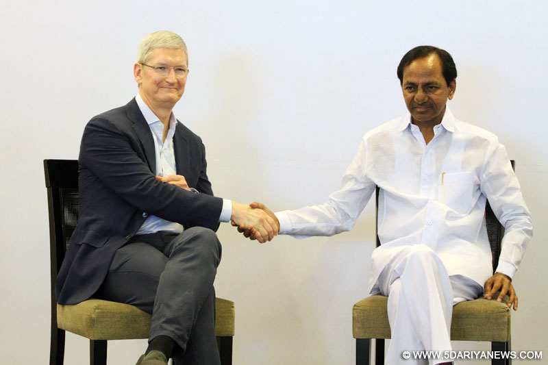 Apple-CEO-Tim-Cook-with-Telangana-CM-Chandrasekhar-Rao