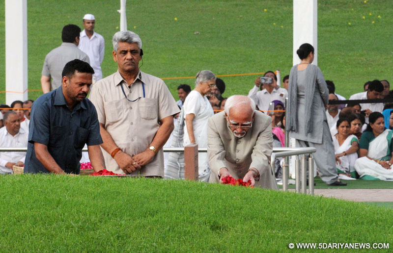 The Vice President, Shri M. Hamid Ansari paying floral tributes at the Samadhi of the former Prime Minister, Pandit Jawaharlal Nehru on his 52nd death anniversary, at Shanti Van, in Delhi on May 27, 2016. 