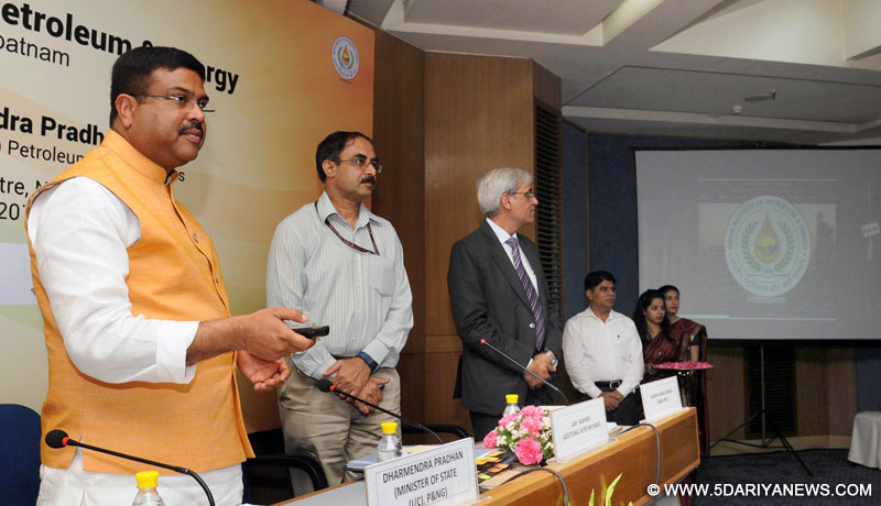 The Minister of State for Petroleum and Natural Gas (Independent Charge), Shri Dharmendra Pradhan launching the website of Indian Institute of Petroleum & Energy, Visakhapatnam, in New Delhi on May 27, 2016.