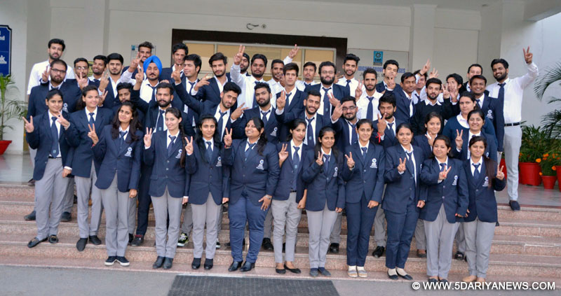 सीजीसी झंजेडी के एमबीए के छात्रों को डिग्री से पहले मिली नौकरी, 14 छात्रों को 31 आफर लेटर हुए हासिल