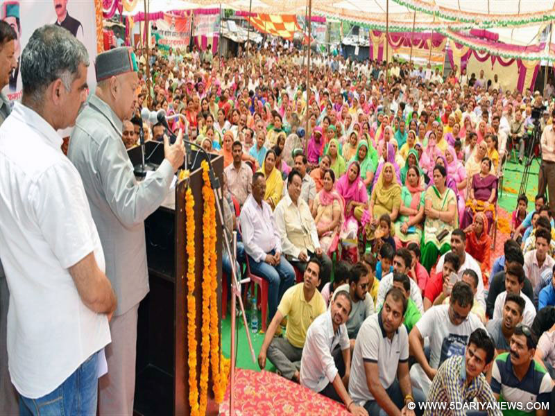 Chief Minister Shri Virbhadra Singh addressing a public meeting at Jawalaji in district Kangra on 29 May 2016.
