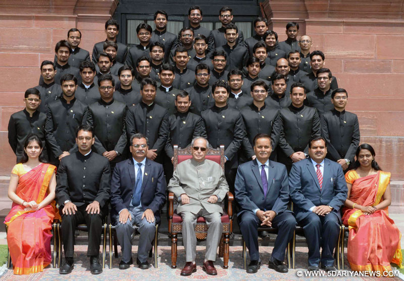 The President, Shri Pranab Mukherjee with the officers of the Indian Engineering Services (IES) of 2013 and 2014 batch posted in the Ministry of Road Transport & Highways, at Rashtrapati Bhavan, in New Delhi on June 01, 2016.