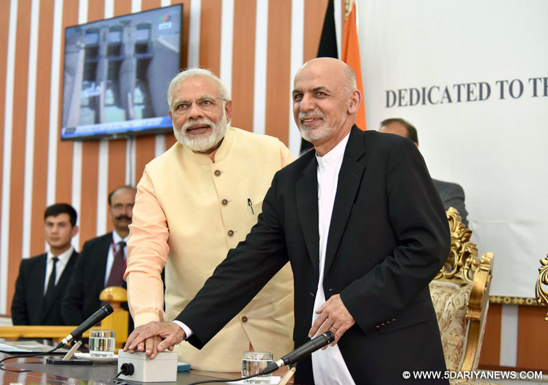 प्रधानमंत्री, श्री नरेंद्र मोदी और अफगानिस्तान के राष्ट्रपति, श्री मोहम्मद अशरफ गनी 4 जून 2016 को अफगानिस्तान के हेरात में गाज़ी अमानउल्लाह खां हॉल में भारत-अफगान मैत्री डेम (सलमा डेम) का संयुक्त उद्घाटन करते हुए।