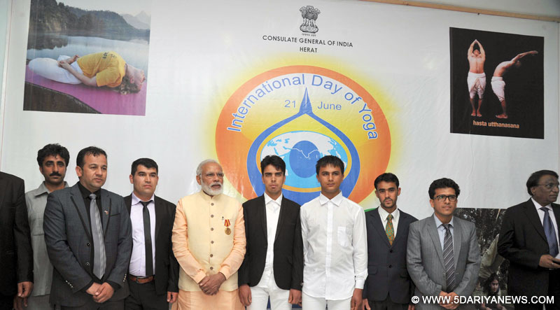 प्रधानमंत्री, श्री नरेंद्र मोदी 4 जून 2016 को अफगानिस्तान के हेरात में भारतीय वाणिज्य दूतावास में भारतीय वाणिज्य दूतावास अधिकारियों के साथ समूह फोटो में उपस्थित। 